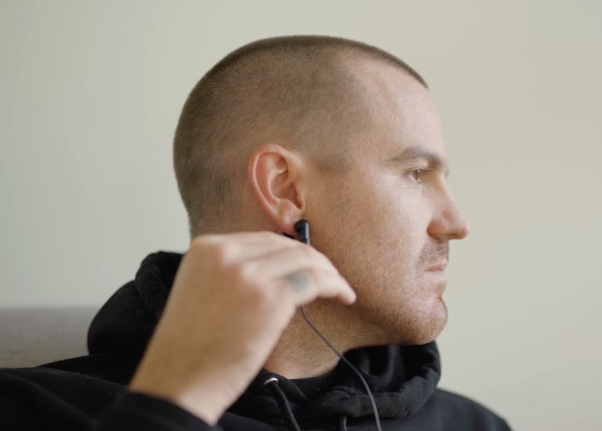 Placing the ear clips